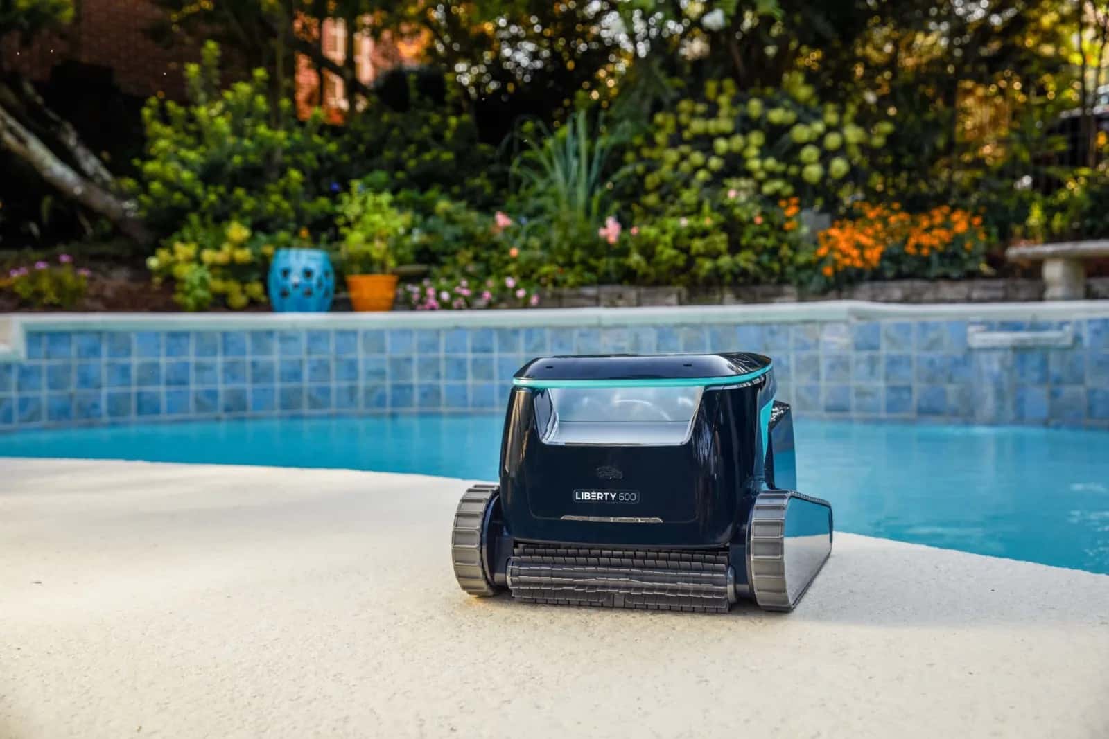 Thumbnail Robot de piscină Dolphin Liberty 600 EU Dark, fără cablu 8
