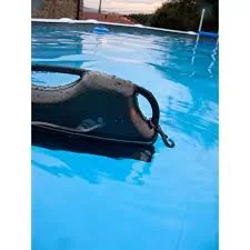 Detaliu baliză anti-îngheț pentru piscină: modul negru din polietilenă densă cu clemă din plastic rezistent și poziție semi-scufundată verticală