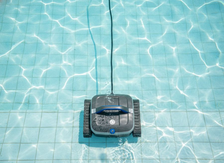 Robot de curățare piscină pe pardoseală, văzut din apă