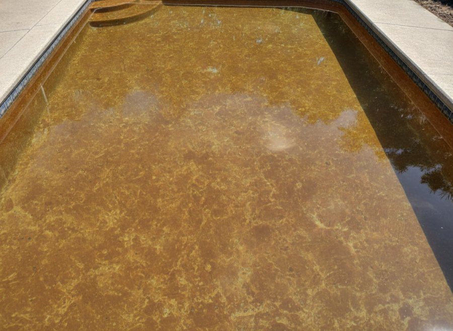 Apă de piscină maronie-tulbure după umplere din foraj, din cauza fierului oxidat