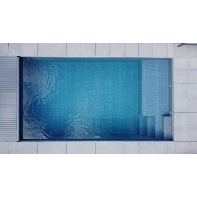 Vedere de sus a unei piscine cu liner texturat 3D, relief vizibil în apă, trepte în colț