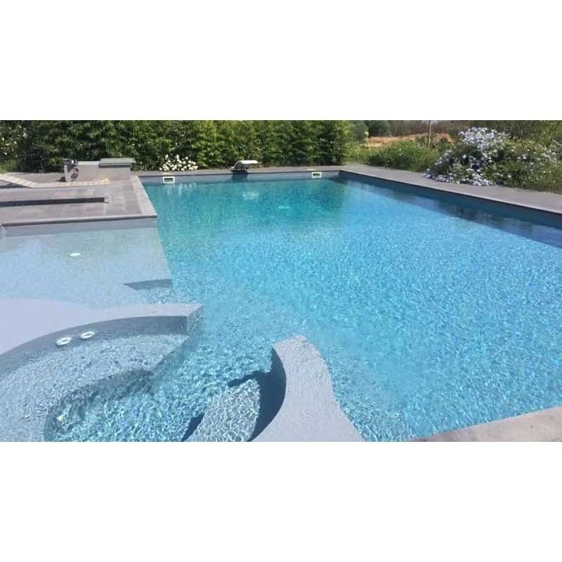 Piscină cu liner din gama Grip, trepte antiderapante și terasă din piatră